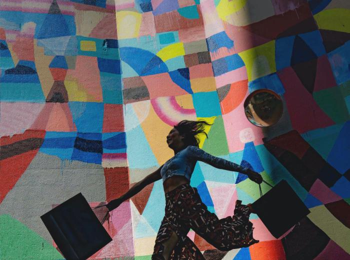 Beeld dame winkeltassen kleurrijke mural